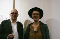 DIE EINZELGÄNGERIN UND DER MEHRSITZER